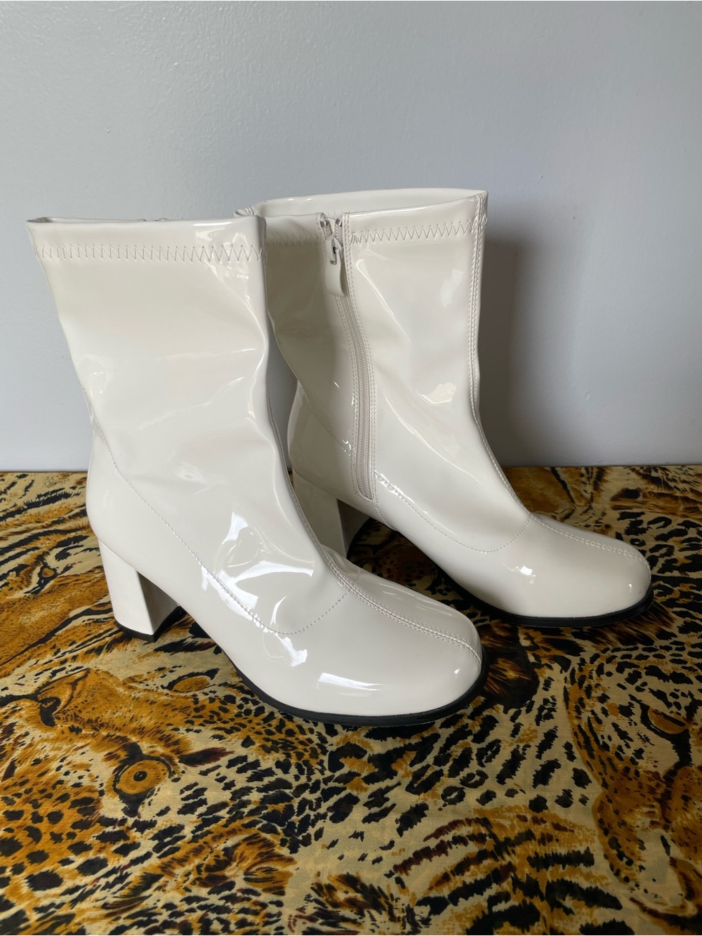 NWOT Liuruijia White Patent Mid-Calf Go Go Boots, Size 39 (US 8.5)